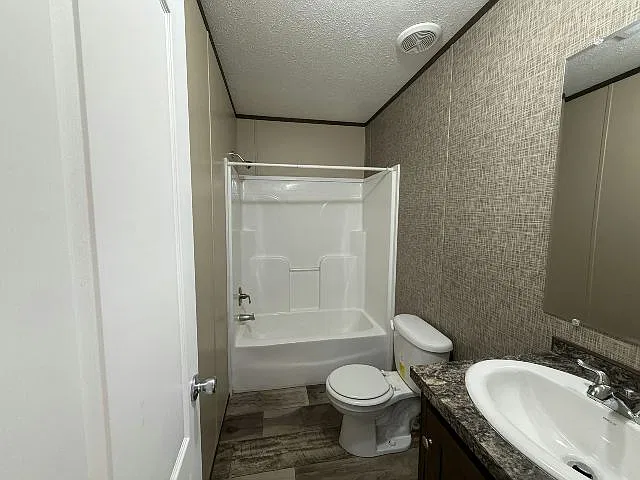 3 bed, 1056 sqft, $1,900 — Photo 3