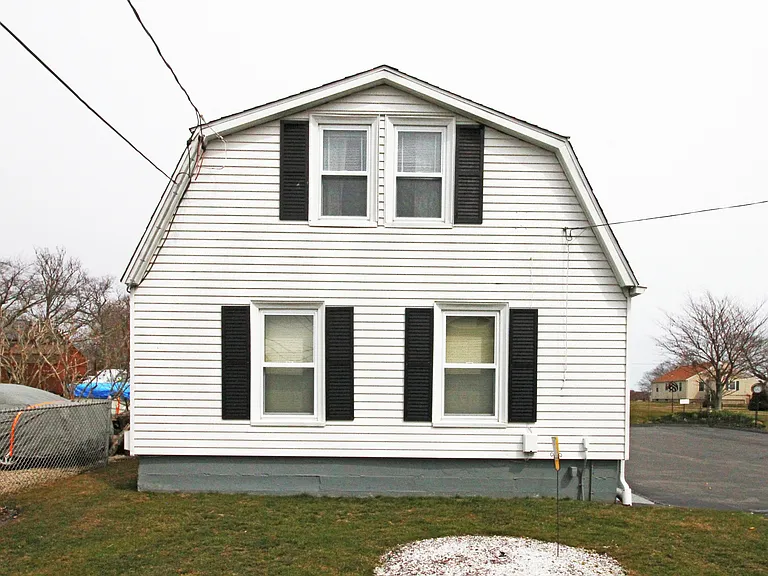 563 Aquidneck Ave — Photo 2