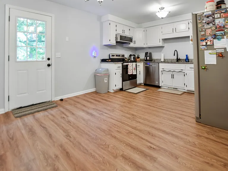220 Marshall Dr — Photo 5
