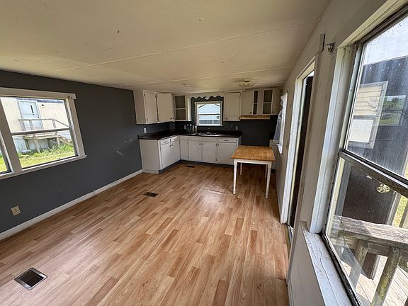 5th image of 154 Blaine Dr