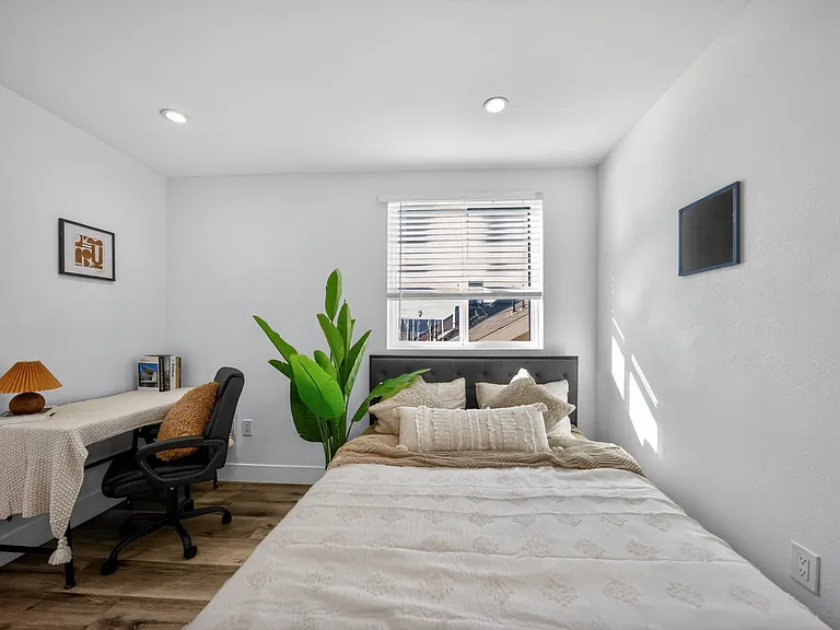 1530 W 37th St — Photo 10