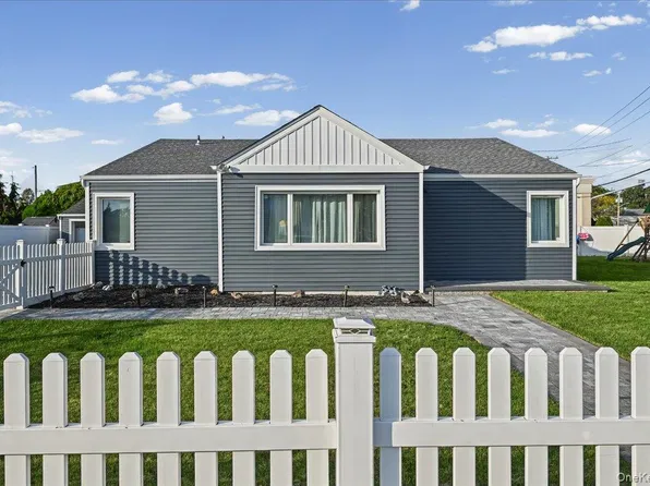 865 N Broadway, Massapequa, NY 11758