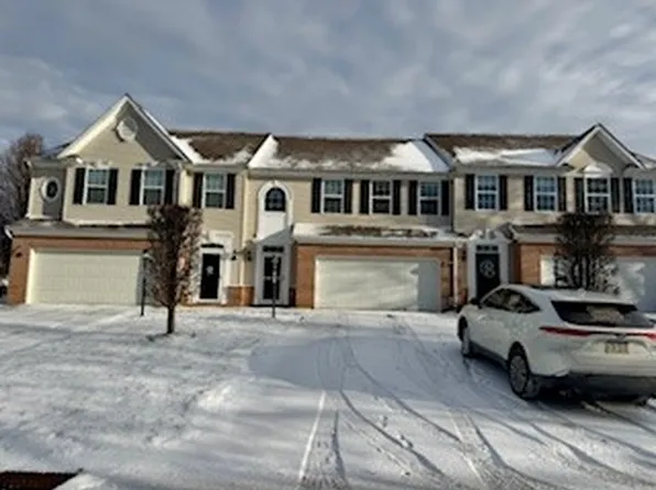 230 Shenango Fairway Dr, New Castle, PA 16101