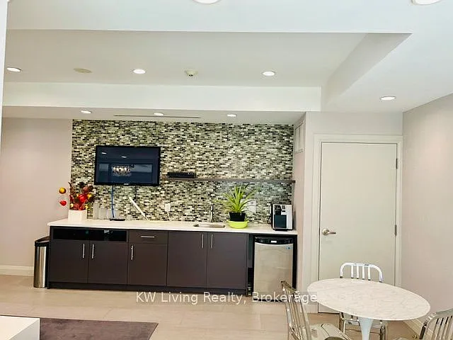 17 Kenaston Gdns #418 — Photo 5