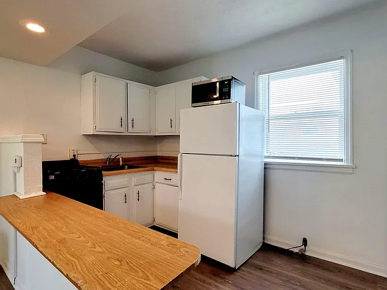 1202 W 7th St #B — Photo 2