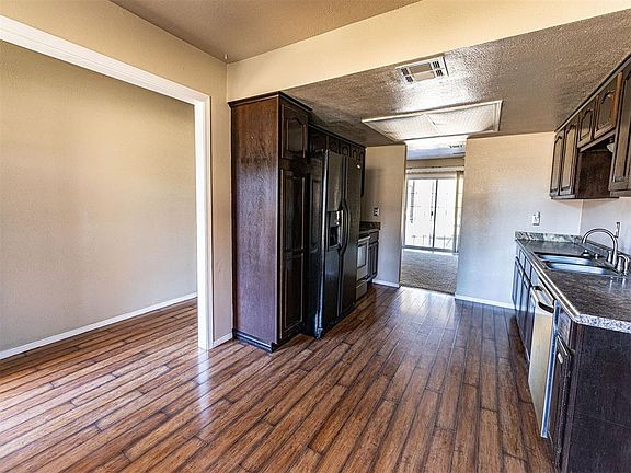 4th image of 102 Oakleaf St