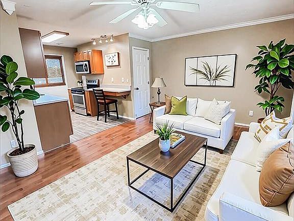 3rd image of 643 Tamarach Dr