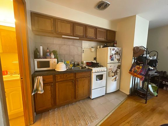 3rd image of 1466 N Farwell Ave #1