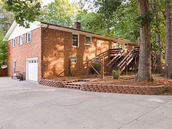 5th image of 243 Clay St