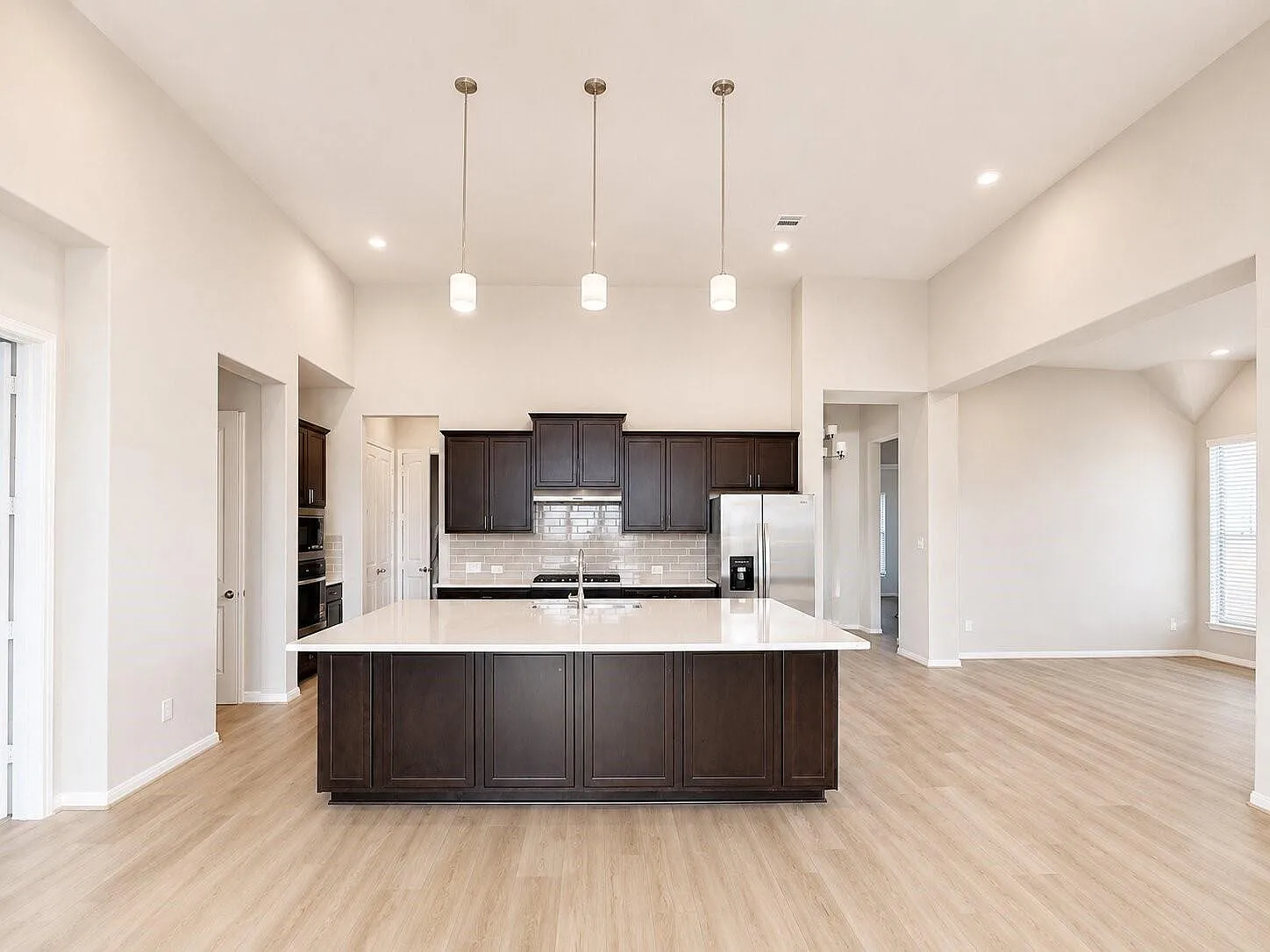 4 bed, 4.0 bath, 3055 sqft, $4,350 — Photo 4