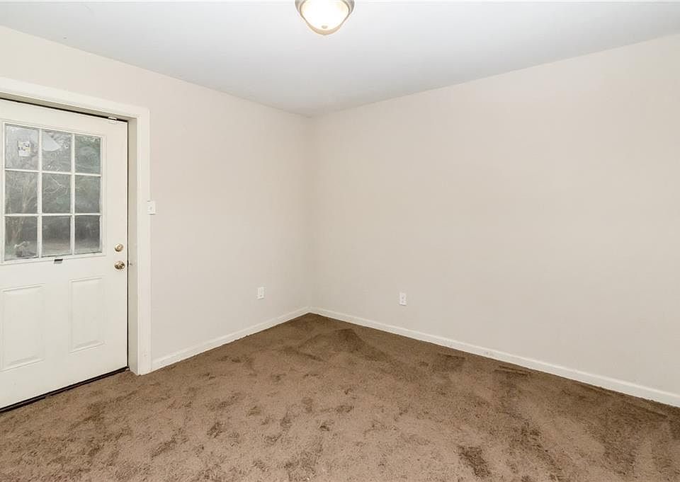 2nd image of 165 Dunn Ave #8