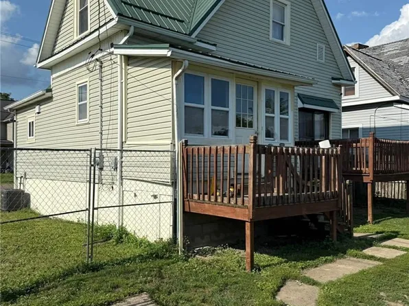 426 W 4th St, Uhrichsville, OH 44683