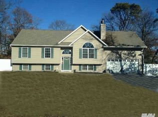 33 Euclid Ave, Medford, NY 11763