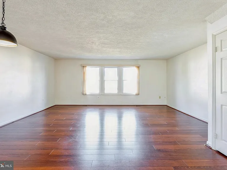 8 Tatler Pl — Photo 3