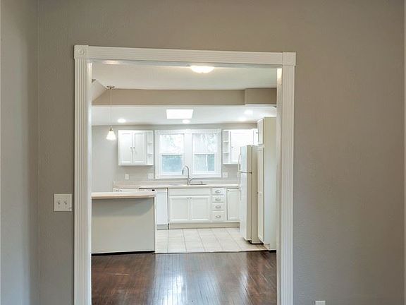 4th image of 1105 W Oakland Ave