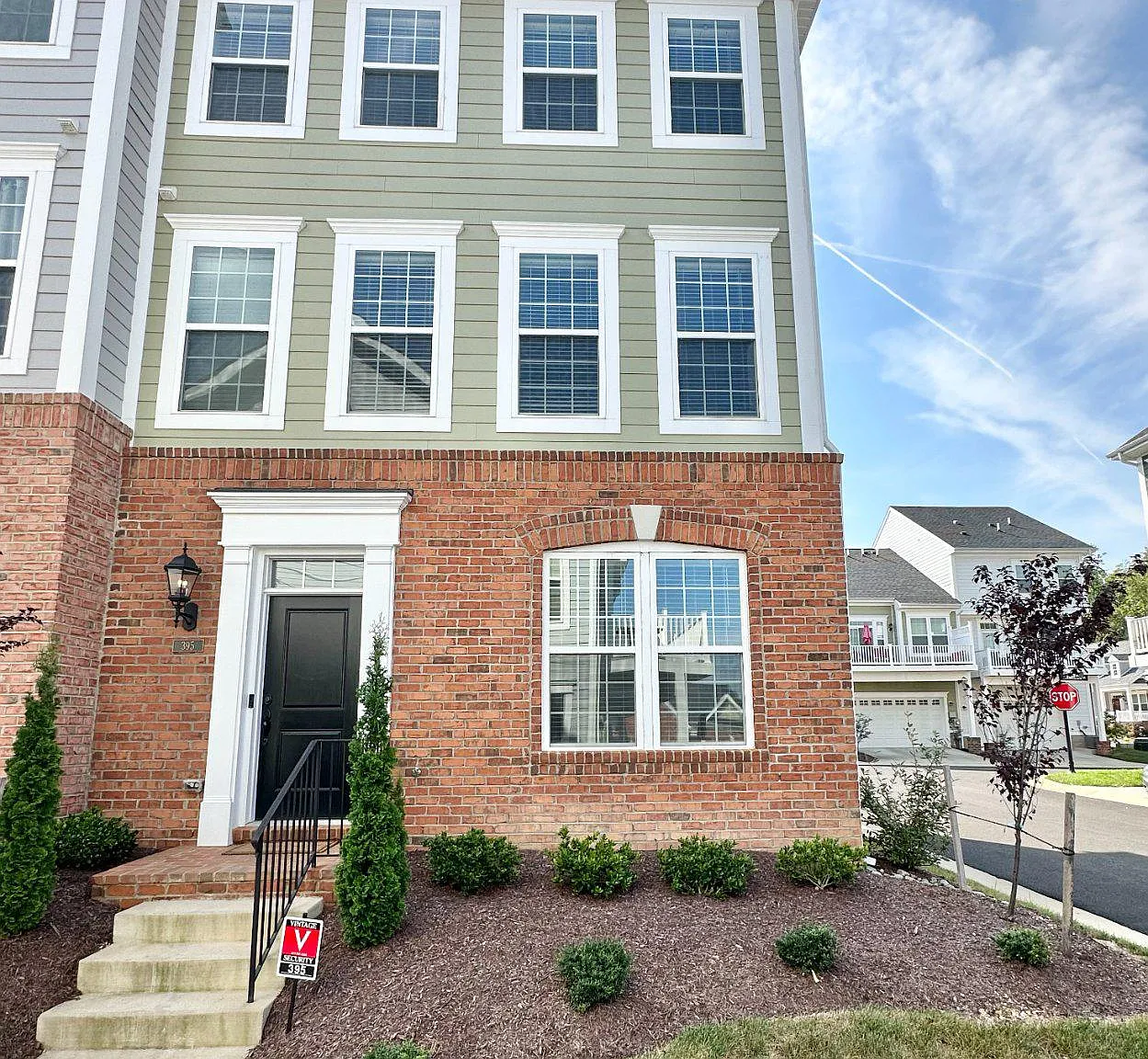 3 bed, 4.0 bath, 2024 sqft, $3,200 — Photo 3