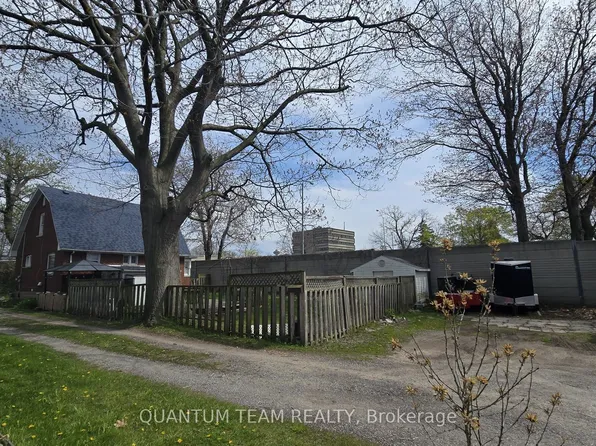 5365 Portage Rd, Niagara Falls, ON L2E 6B8