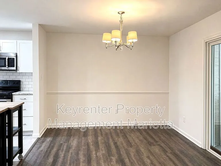 723 Hanover Ln — Photo 8