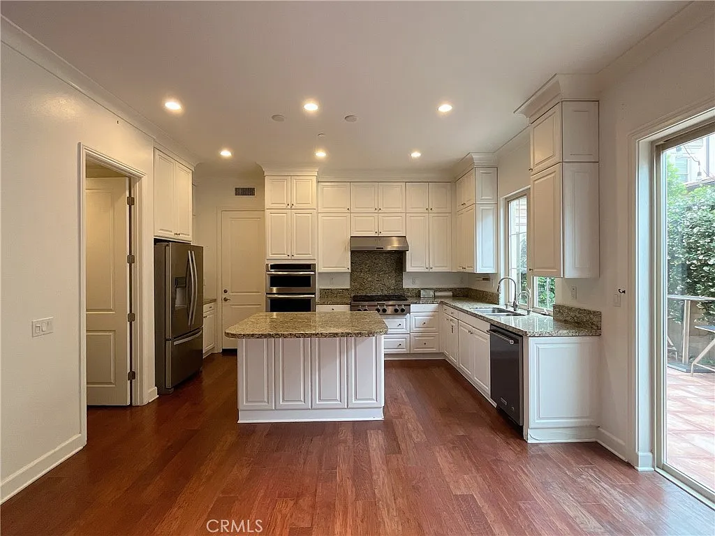 5 bed, 2790 sqft, $6,600 — Photo 3