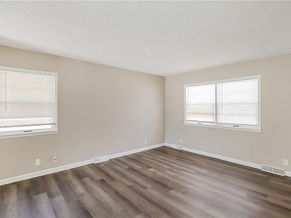 3rd image of 404 Grand Ave