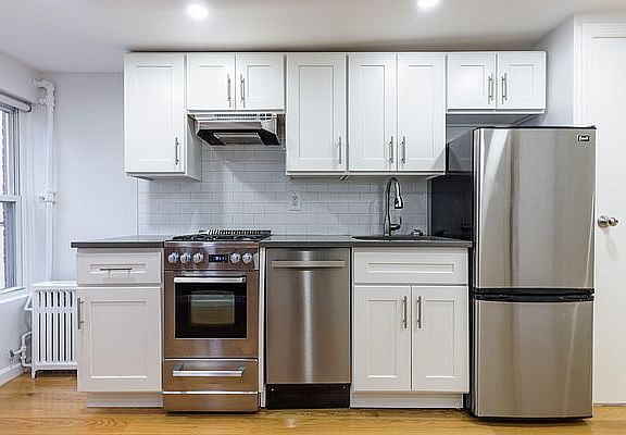 2nd image of 423 E 12th St APT 4RE