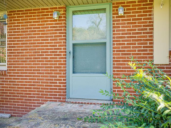 3rd image of 140 Evergreen Dr