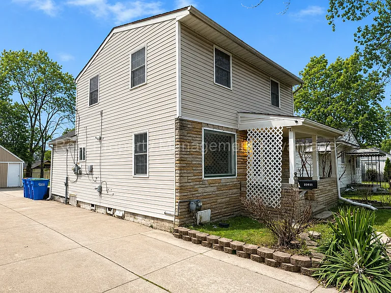 23511 Wellington Ave — Photo 2