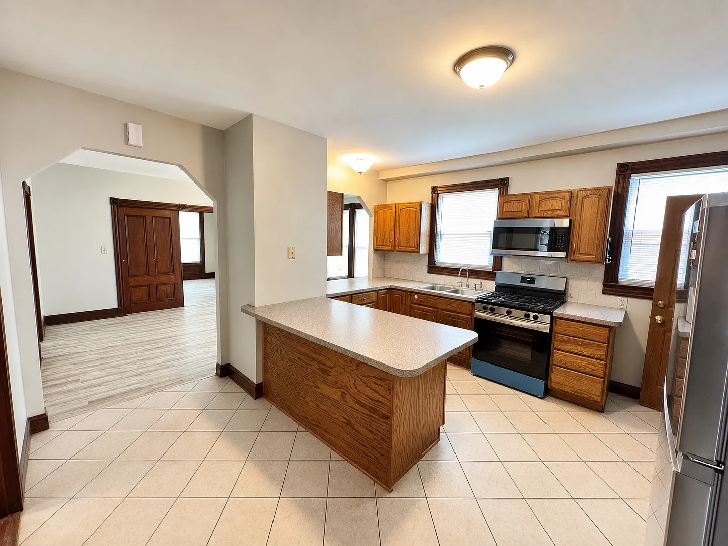 3 bed, 1.5 bath, 976 sqft, $2,150 — Photo 1