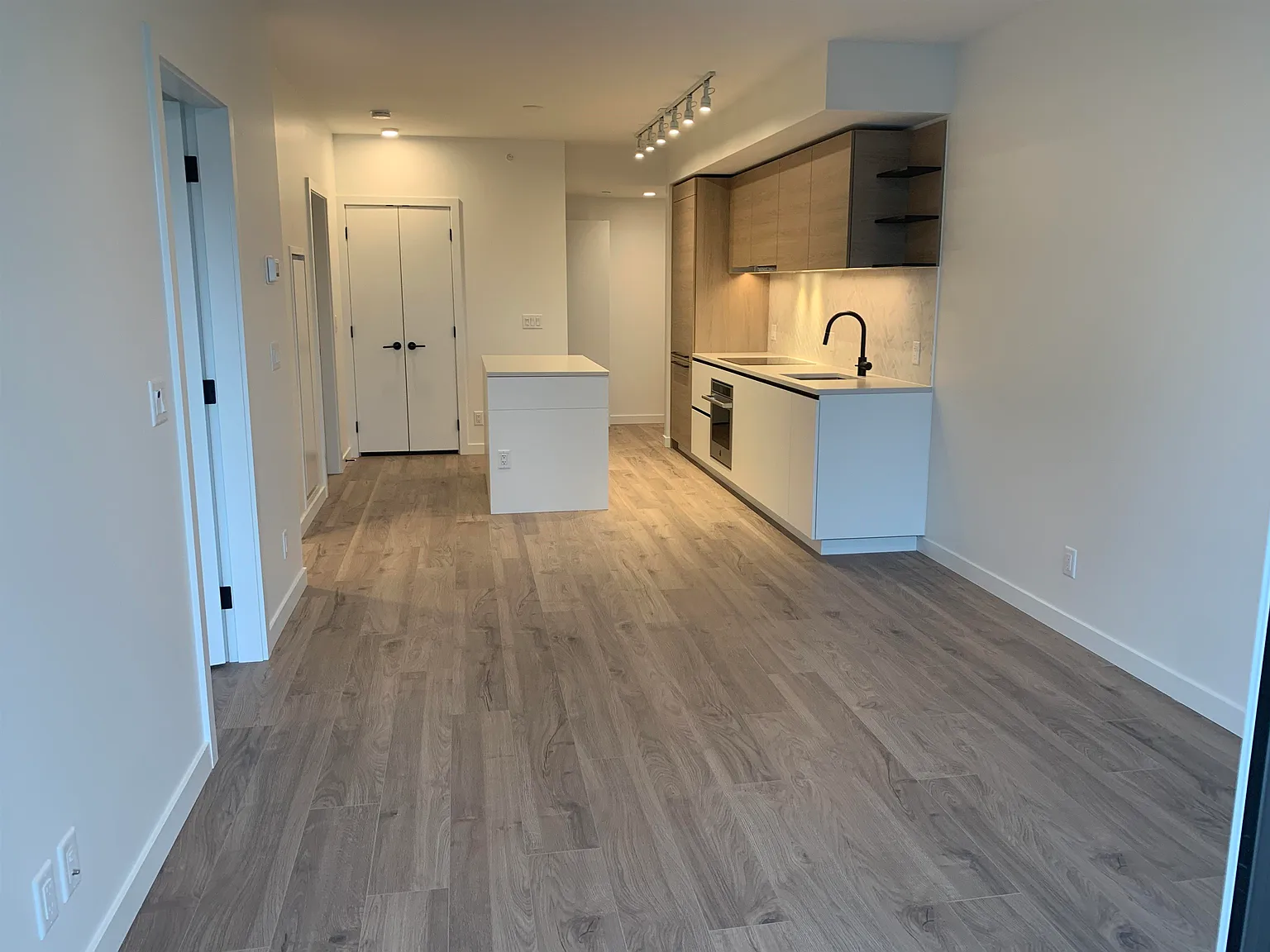 2 bed, 761 sqft, $2,300 — Photo 2