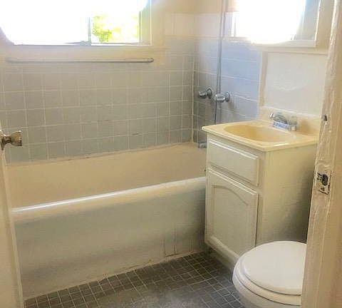 4th image of 707 W 74th St APT 6