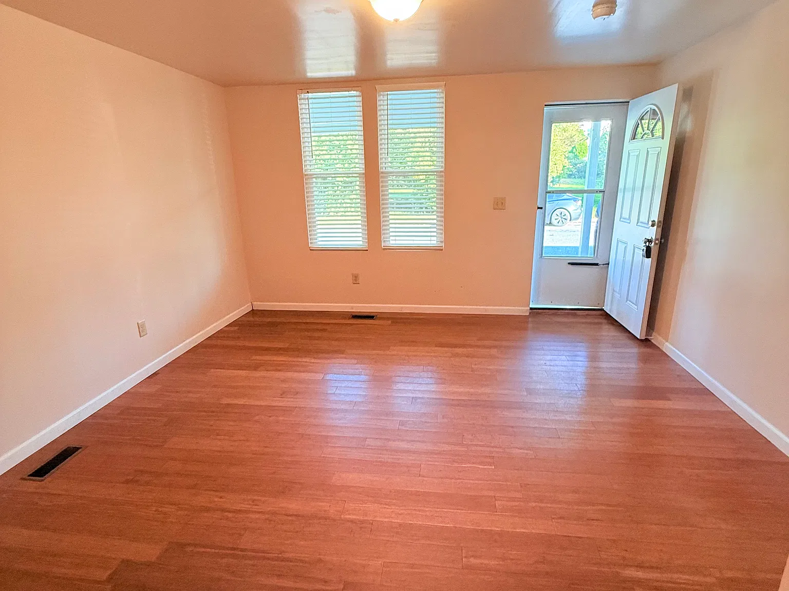 3 bed, 1176 sqft, $1,900 — Photo 3