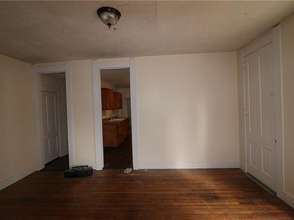 3rd image of 504 W Market St