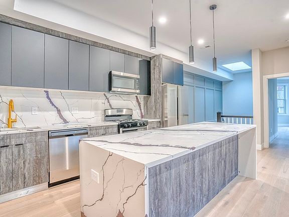 3rd image of 116 Alexander St Unit Penthouse