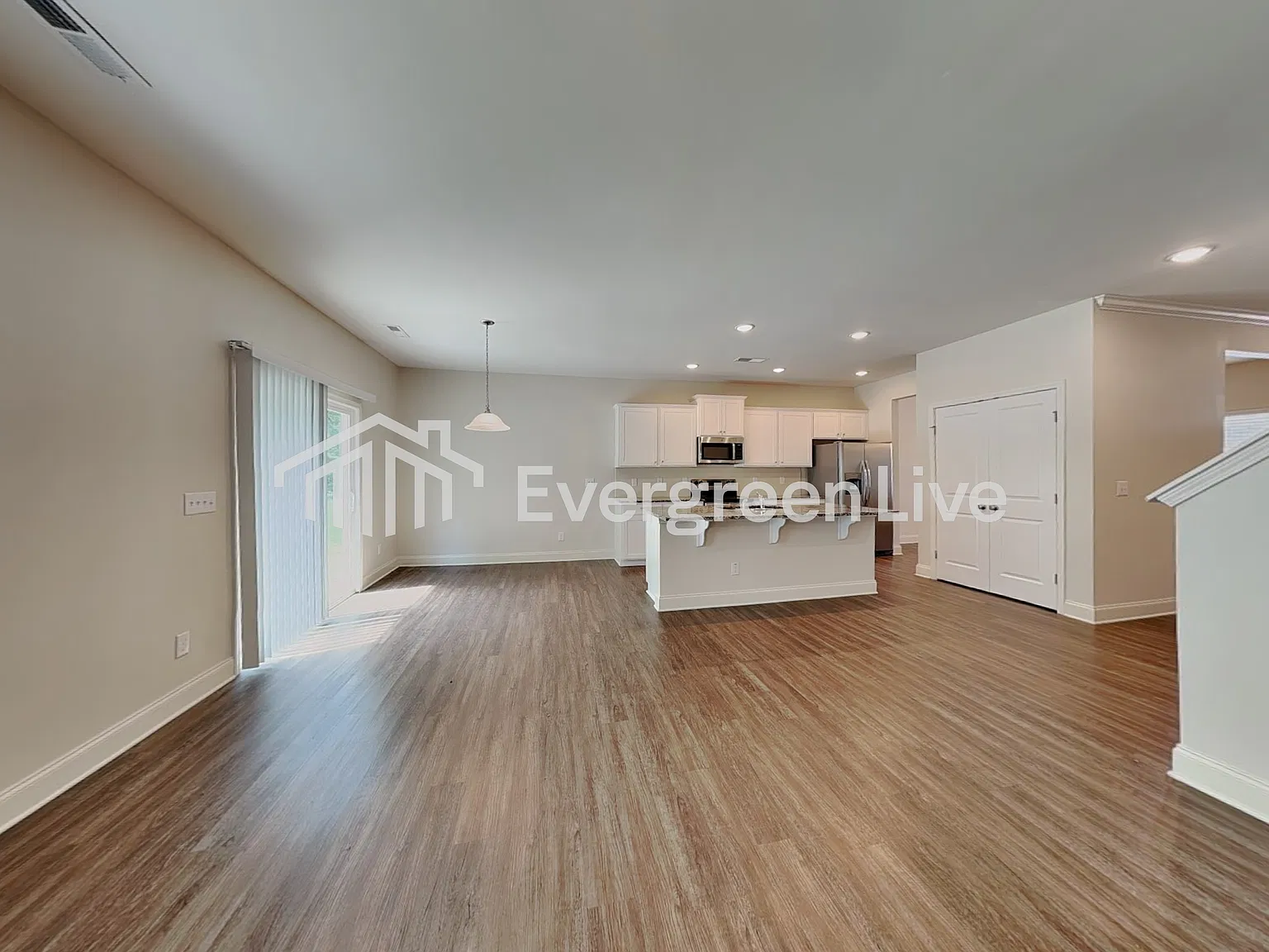 4 bed, 2.5 bath, 2433 sqft, $2,295 — Photo 3