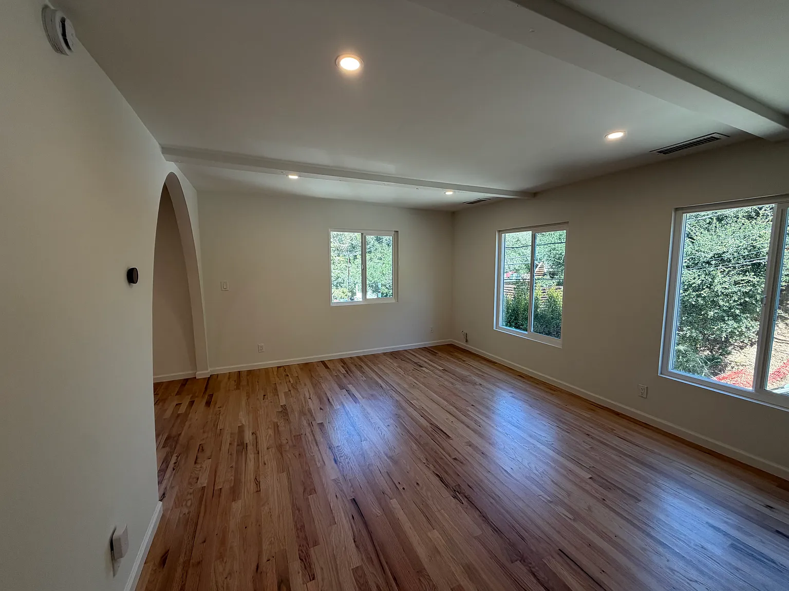 2 bed, 969 sqft, $5,950 — Photo 2