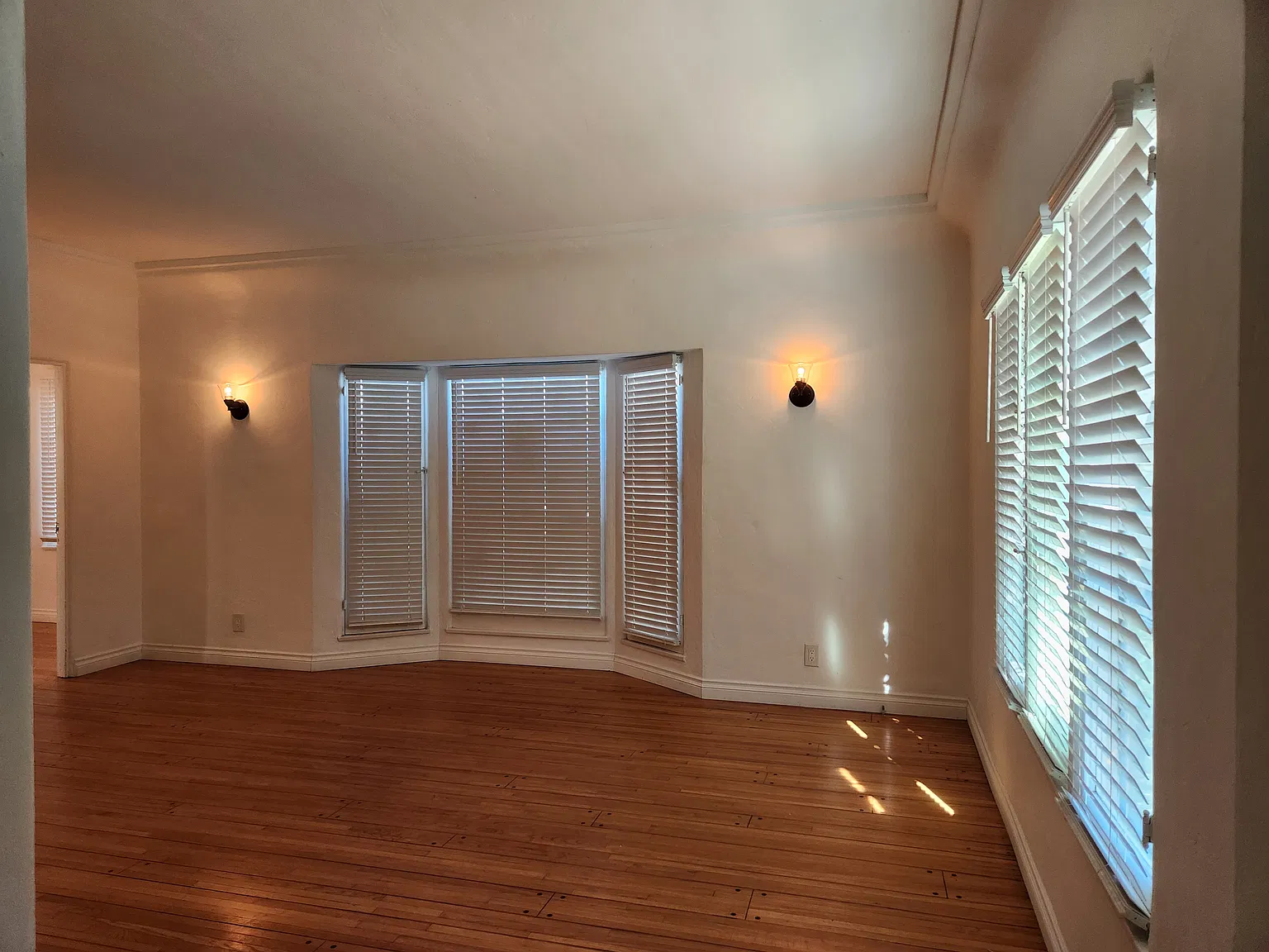 2 bed, 1.5 bath, 850 sqft, $4,500 — Photo 2