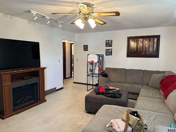 3rd image of 100 S Relanto St