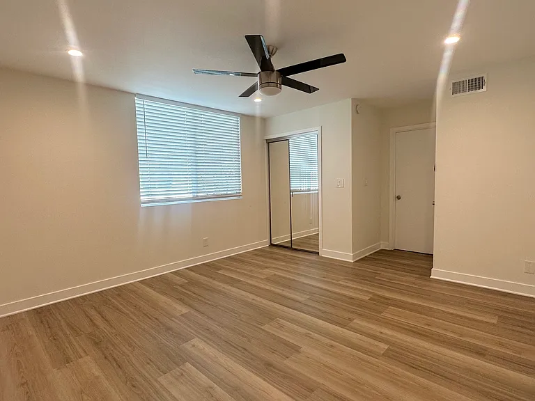 12325 Moorpark St #104 — Photo 8