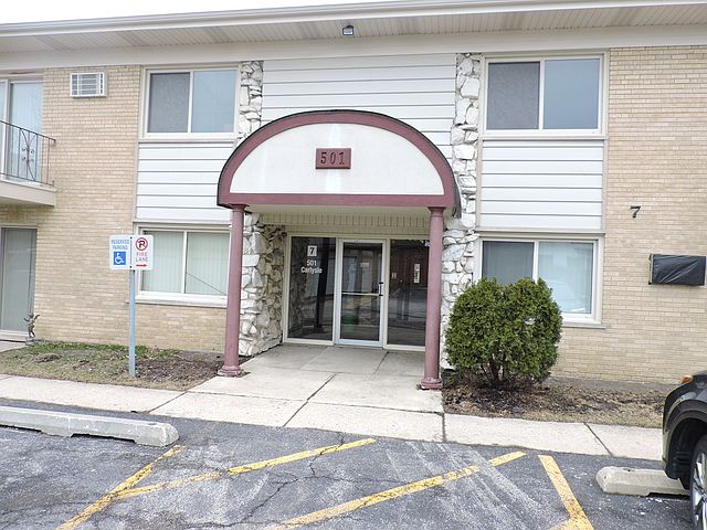 1st image of 501 Carlysle Dr APT 17