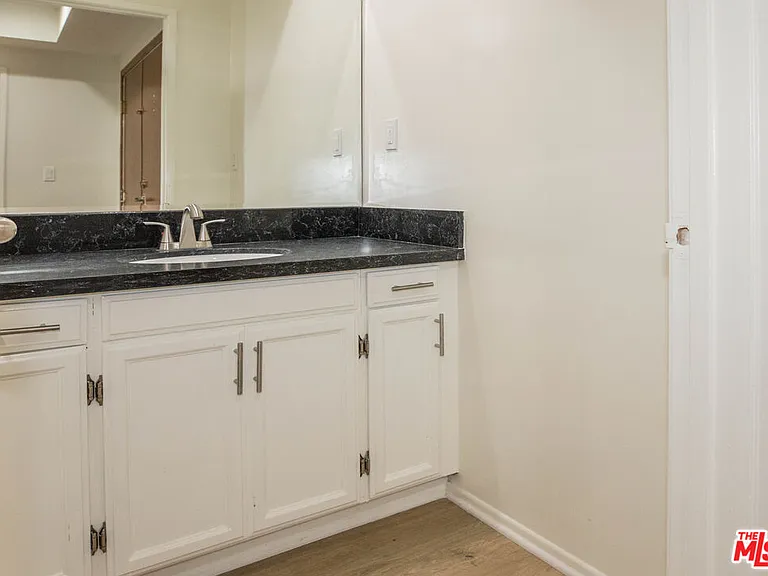 410 S Barrington Ave #205 — Photo 9