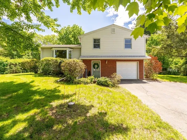 85 South St, Granby, MA 01033