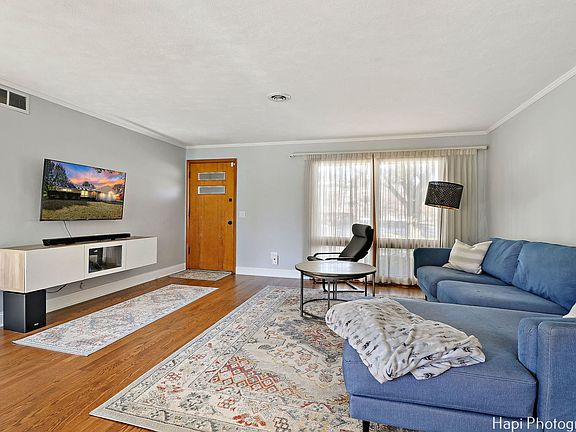 4th image of 614 Barrington Ave