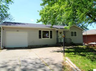 311 Sycamore Dr, Lincoln, NE 68510