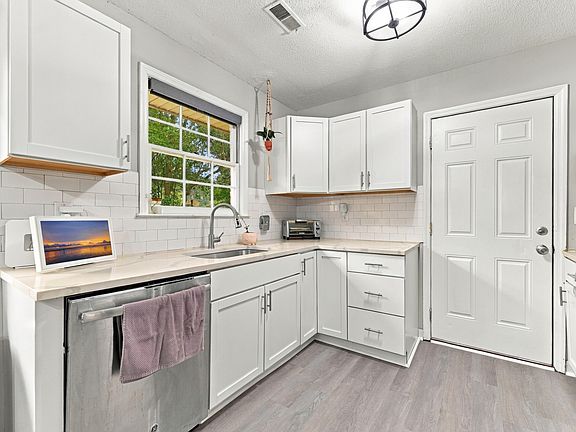 5th image of 109 E Walnut Cir