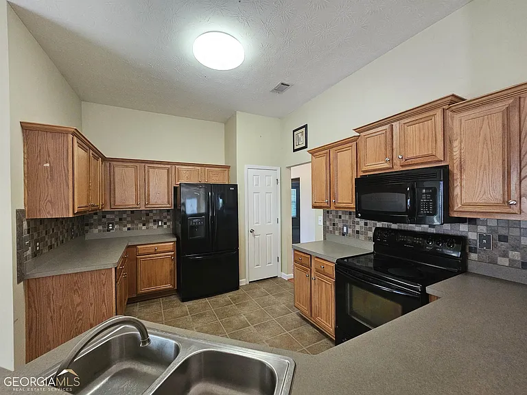 45 Manchester Ln — Photo 8