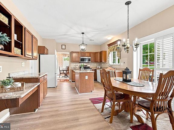 3rd image of 713 Iris Ln