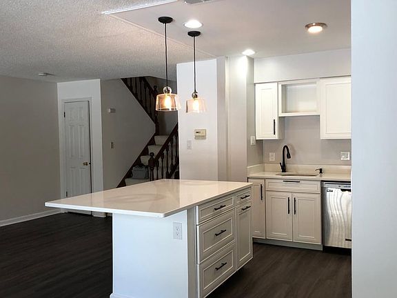 4th image of 4008 Chaucer Pl