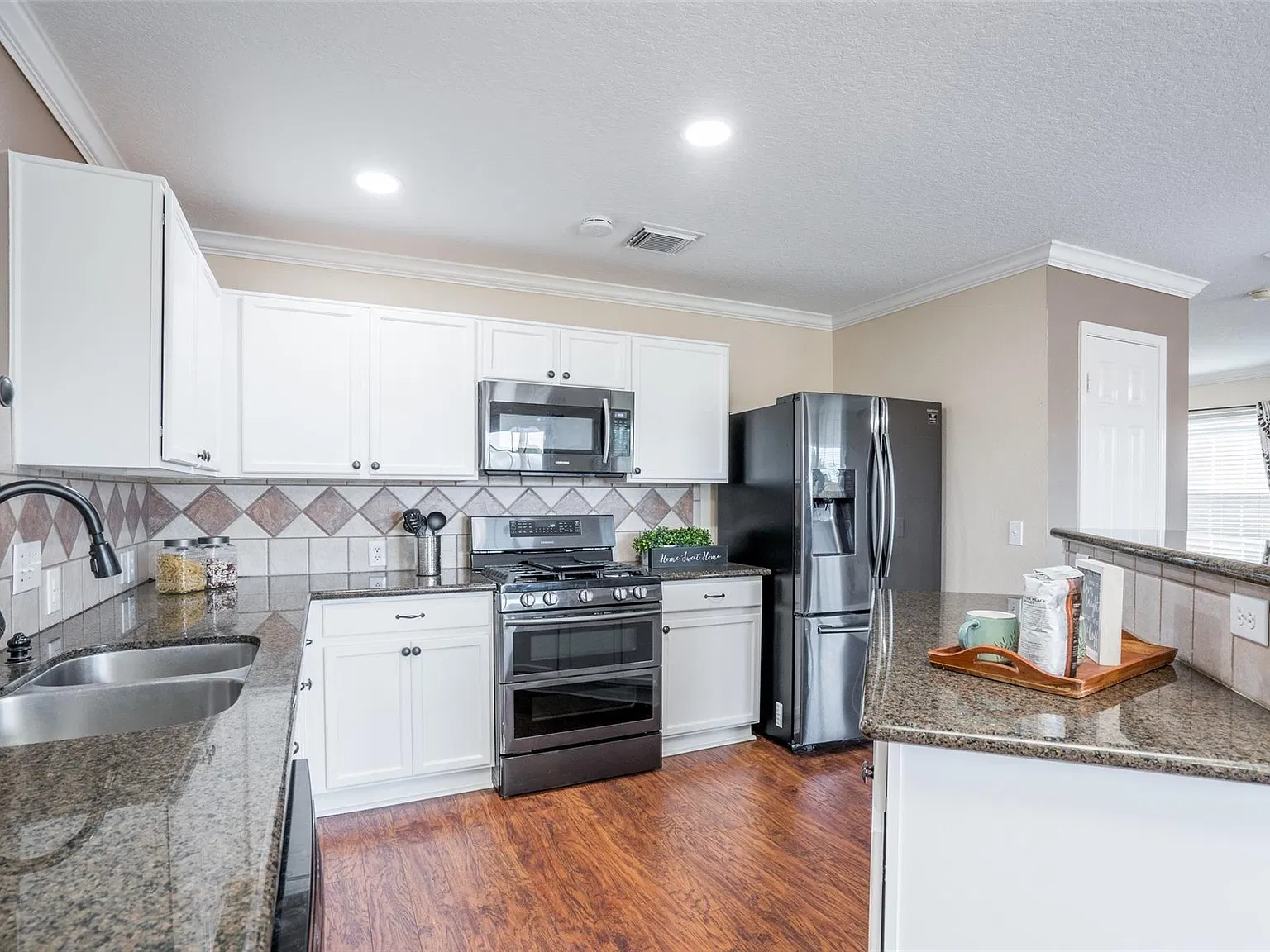 4 bed, 2.5 bath, 2477 sqft, $2,350 — Photo 4