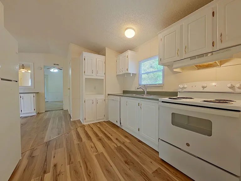 5-web-or-mls-4 Kitchen-5_04132026