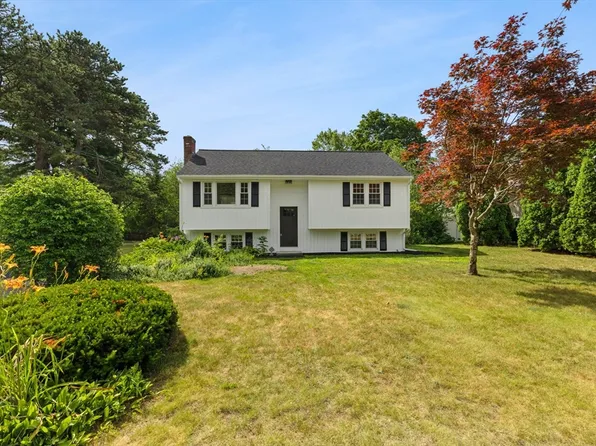 37 Roxanne Sq, North Attleboro, MA 02760